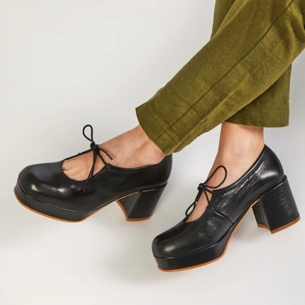 Intentionally blank Serif heels in black